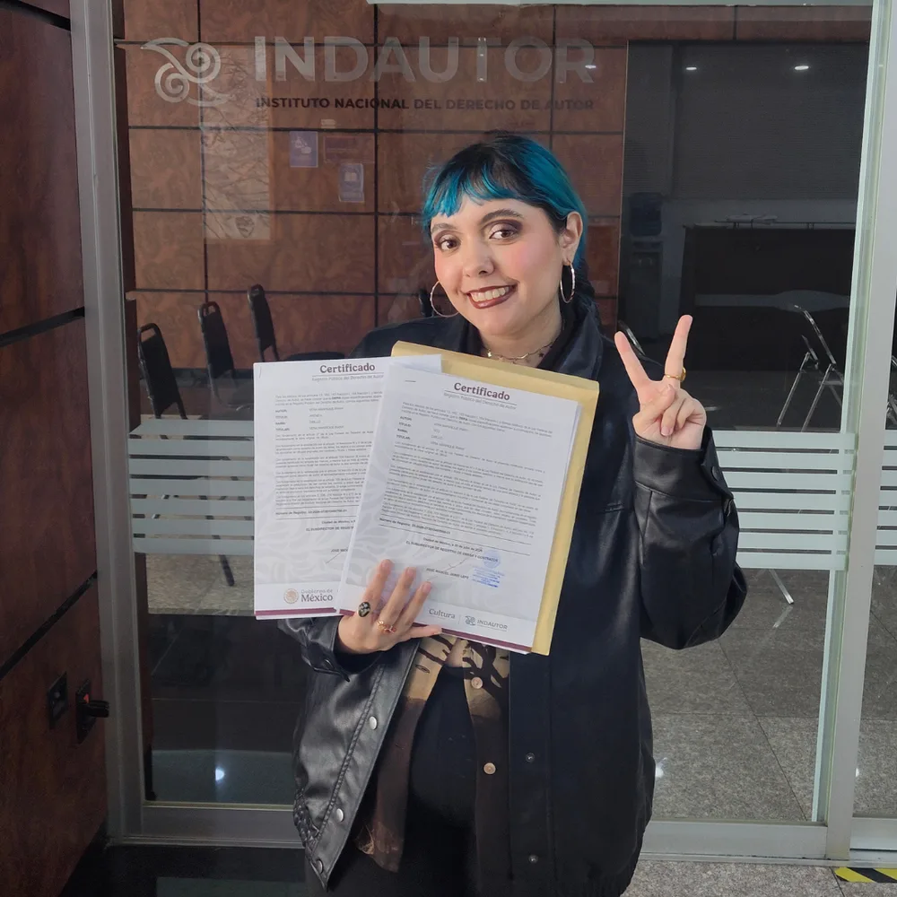 María Luisa Ríos García Bastarrachea, Legalmente Luli, sosteniendo su certificado de registro de obra ante INDAUTOR